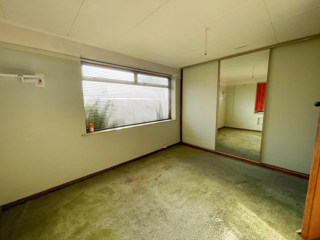 Lot: 9 - DETACHED BUNGALOW FOR IMPROVEMENT - Bedroom one of the bungalow in Clacton being sold at auction